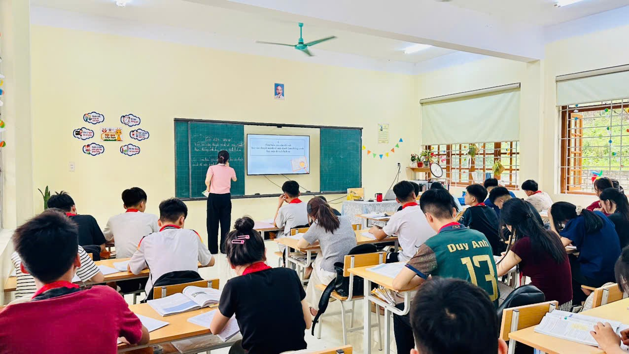 Sinh hoạt chuyên đề “Lồng ghép Tiếng Anh trong môn Ngữ văn 9”.