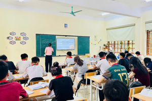 Sinh hoạt chuyên đề “Lồng ghép Tiếng Anh trong môn Ngữ văn 9”.