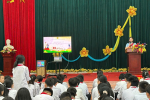 Liên đội trường THCS Thanh Long đã tổ chức sinh hoạt dưới cờ với chủ đề “85 mùa hoa Đội ta lớn lên cùng đất nước” trong chuỗi các hoạt động kỷ niệm 85 năm Ngày thành lập Đội TNTP Hồ Chí Minh